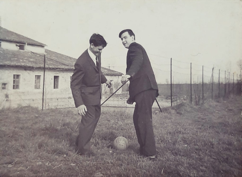 foto anni '60 giovani che giocano a calcio in aia