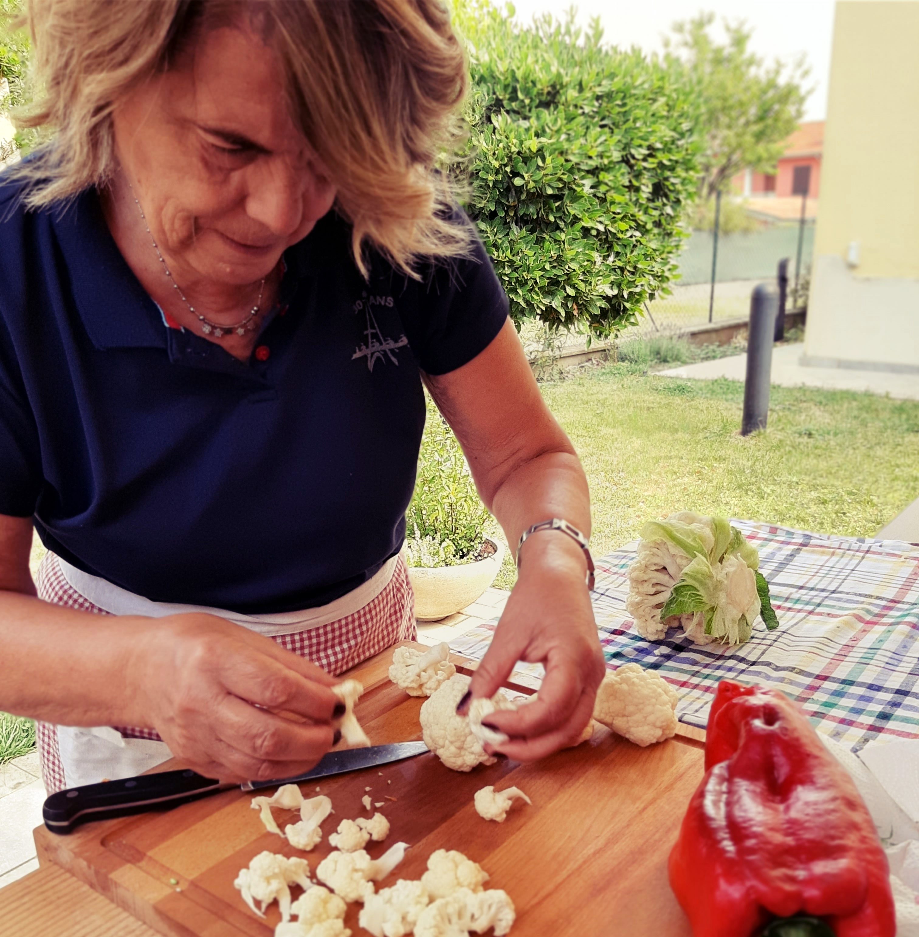 signora prepara la giardiniera